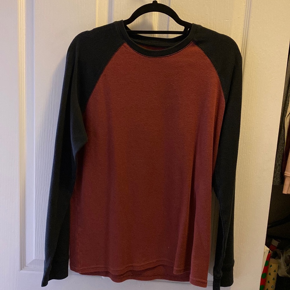 An excellent condition Levi’s raglan waffle LST shirt in black and burgundy